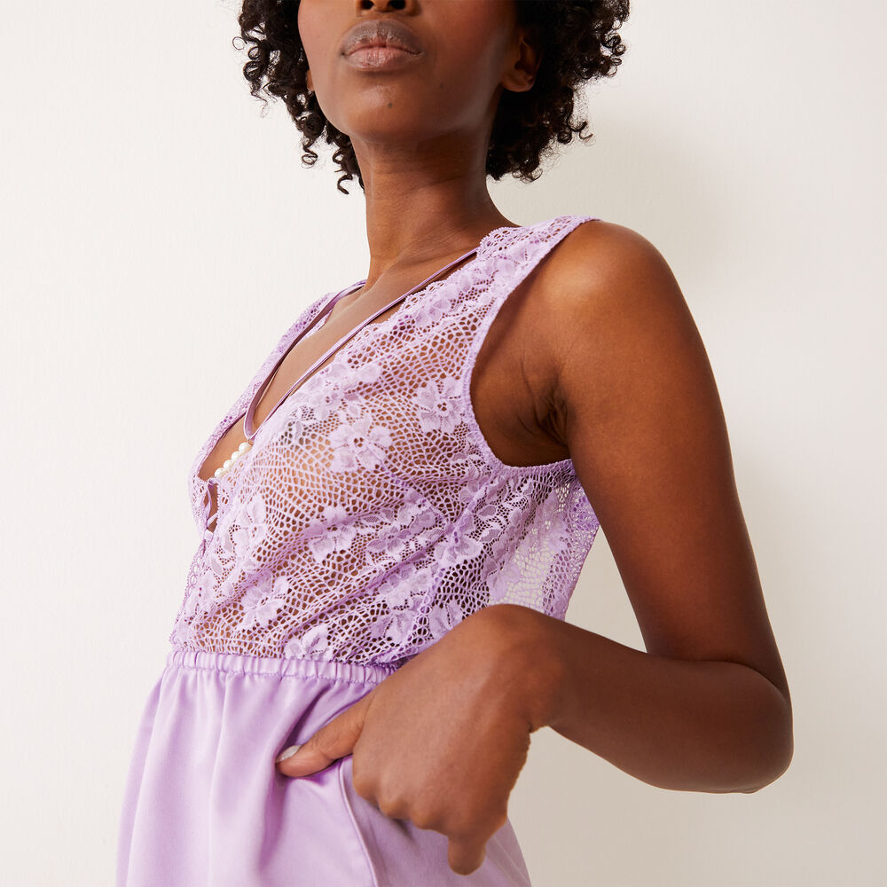 Combishort en satin et dentelle à détails perles - lilas violet.