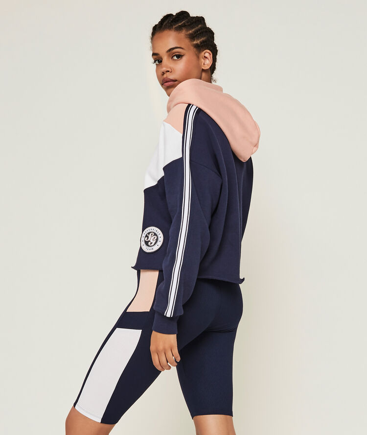 Cycliste en jersey cropsnapiz bleu marine.