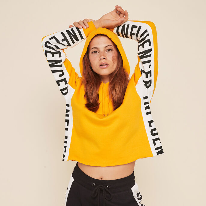 Sweat &agrave; capuche bandes sur le c&ocirc;t&eacute; hellovibiz safran.