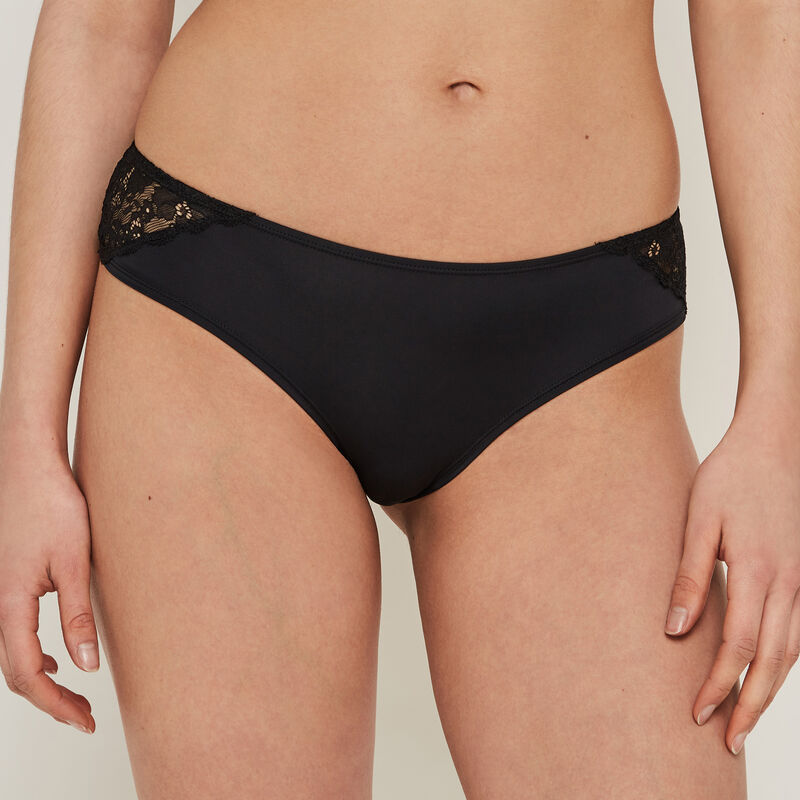 Shorty détail bijou rinaucoeuriz Shorty détail bijou rinaucoeuriz;