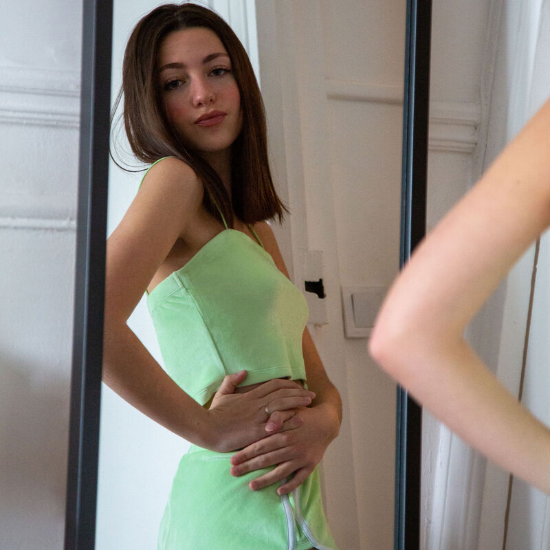 top en velours à fines bretelles - vert top en velours à fines bretelles - vert ;