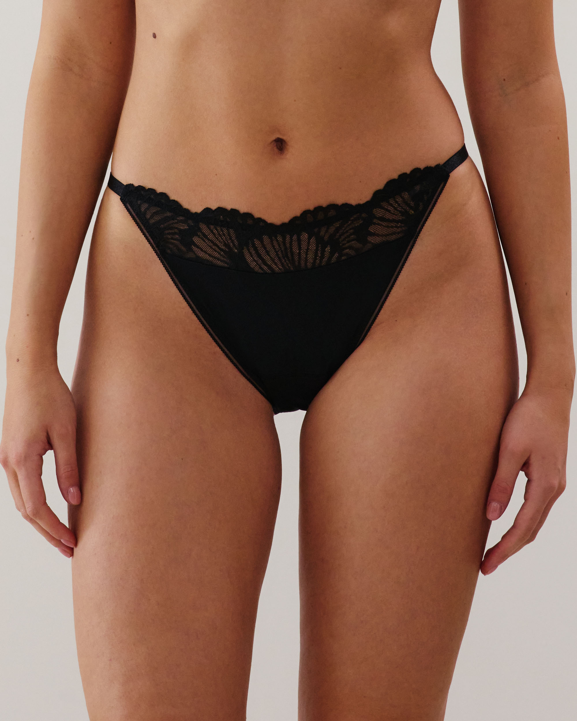 Flux moyen - Tanga menstruel en dentelle